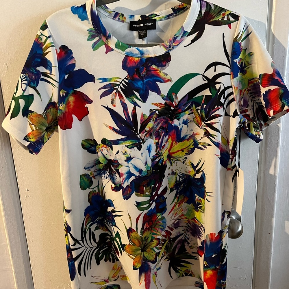 FIFTEEN TWENTY  NWT. stretchy shirt/blouse in a fun tropical floral print